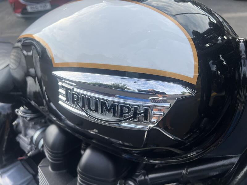 TRIUMPH BONNEVILLE 865